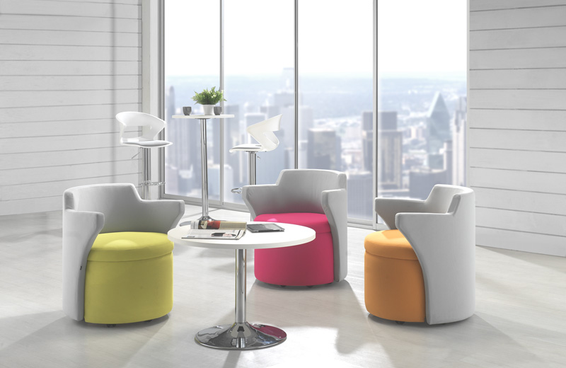 
Kissara is a lounge chair that accommodates a variety of positive postures. Take a seat for longer meetings, sit upright or even move around to let your creative juice flow! Upholster the seat and sides in 2 different color to create a unique aesthetic!